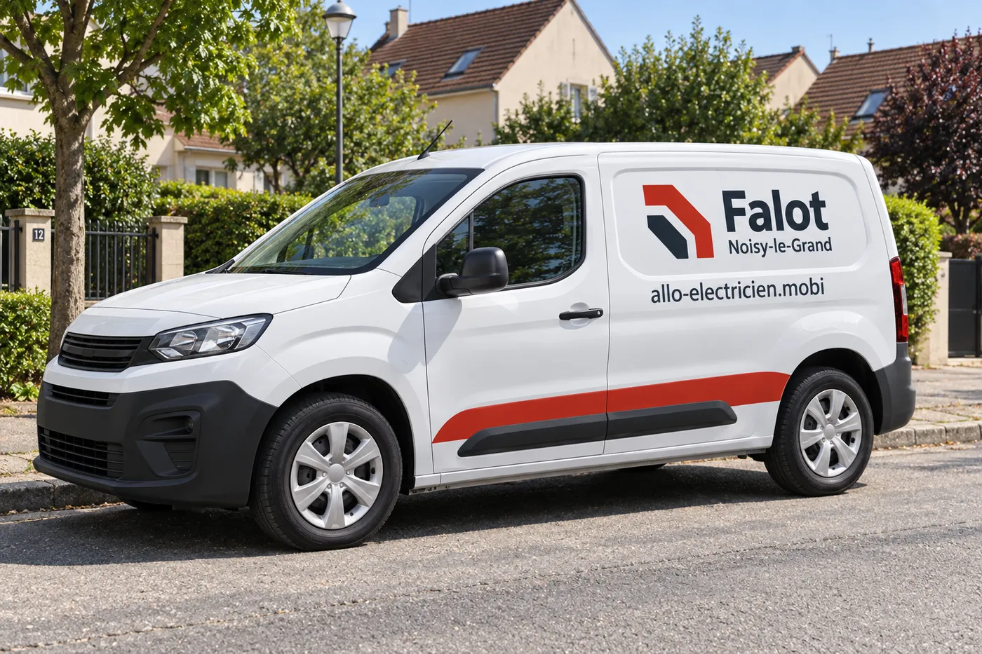 Utilitaire Falot Noisy-le-Grand garé dans une rue résidentielle de Noisy-le-Grand